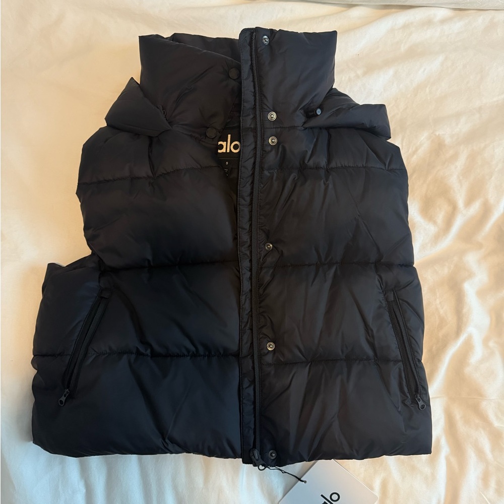 Brand new Alo yoga Gold rush puffer vest